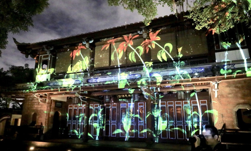 林家花園夜間光雕動畫總長3分鐘，變化多種圖樣，又以花草植物和蝴蝶意象為主。   圖：新北市文化局／提供