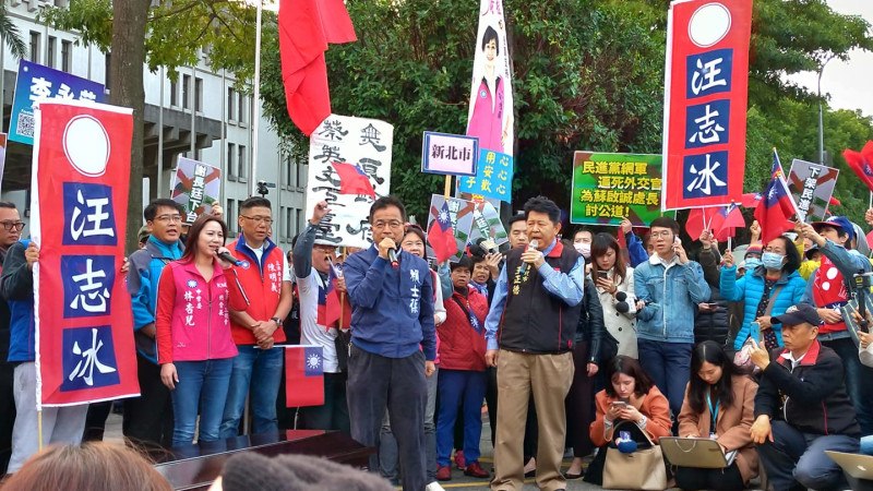國民黨區域、不分區立委參選人今天(3日)下午前往外交部抗議。   圖:陳佩君/攝