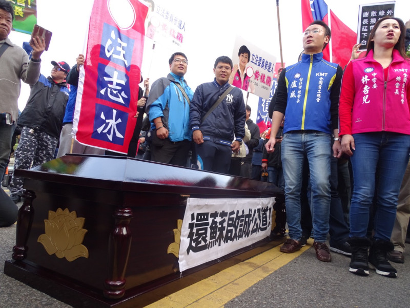 藍營支持者抬著字有「還蘇啟誠公道」的棺材到外交部抗議。   圖:陳佩君/攝