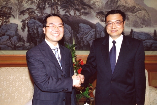 2011年７月，許智明(左)訪問遼寧省，時任省委書記李克強(右)親自接待。   圖：翻攝新浪網