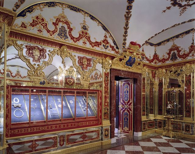 德國「綠穹珍寶館」11月25日被闖空門，價值最高的珠寶廳損失嚴重。   圖：翻攝自綠穹珍寶館官網
