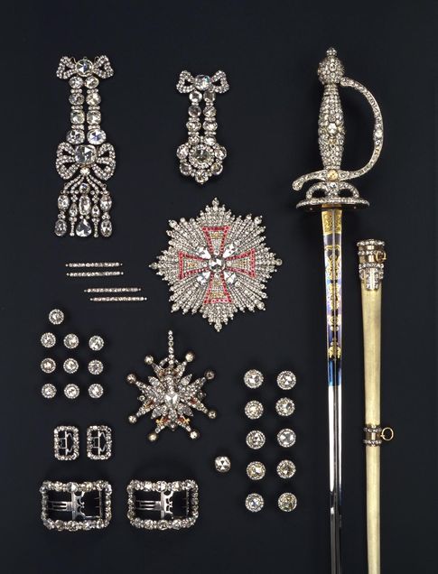 德國「綠穹珍寶館」公布失竊的珍寶，圖為其中一套鑽石玫瑰套組，是1979年流傳下來的大鑽石，價值連城。   圖：翻攝自綠穹珍寶館官網