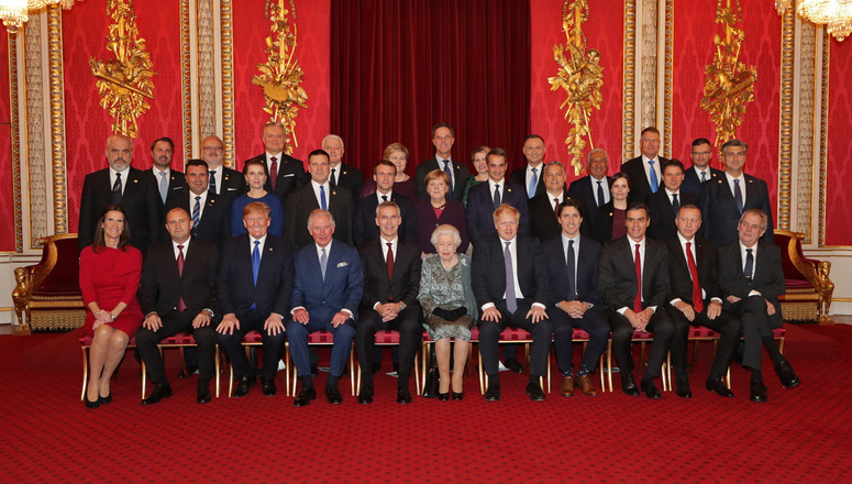 北大西洋公約組織70周年高峰會3日在英國倫敦登場，包括英國女王（前排中）、美國總統川普（前排左三）等世界領袖齊聚。   圖：翻攝自NATO官網