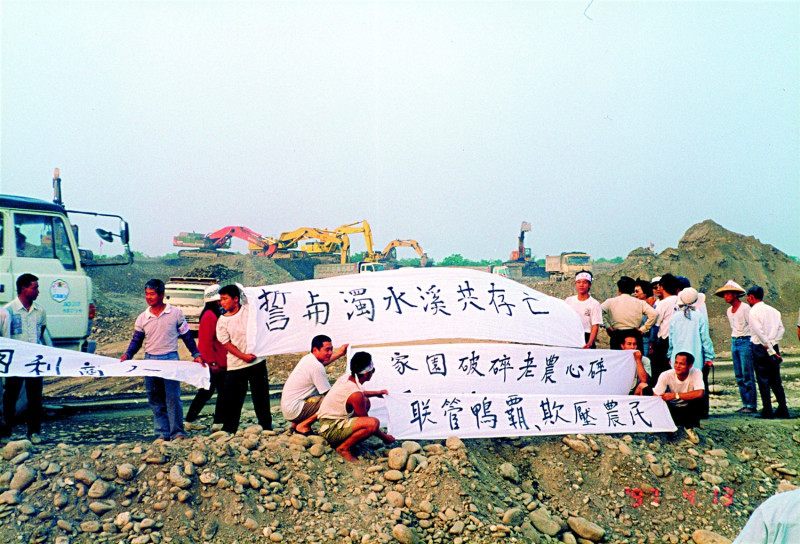 雲林民眾曾經曾拉布條，抗議砂石業者欺壓的行為。   圖：翻攝自蘇治芬臉書