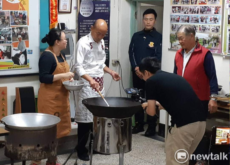 韓國瑜參加嘉義市頂庄社區有機蔬菜烹飪節目錄影，小錄一手。   圖：蔡坤龍/攝