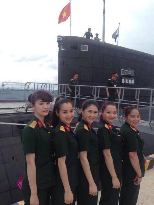 越南女兵在潛艦前合影。   圖 : 翻攝自網路