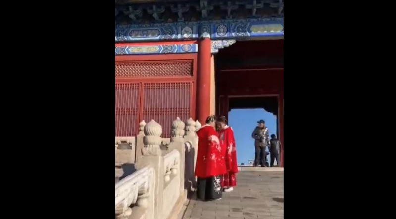 北京故宮傳出了一部短片，是旅行團透過廣播協尋他們的導遊。   圖：翻攝自故宮淘寶微信