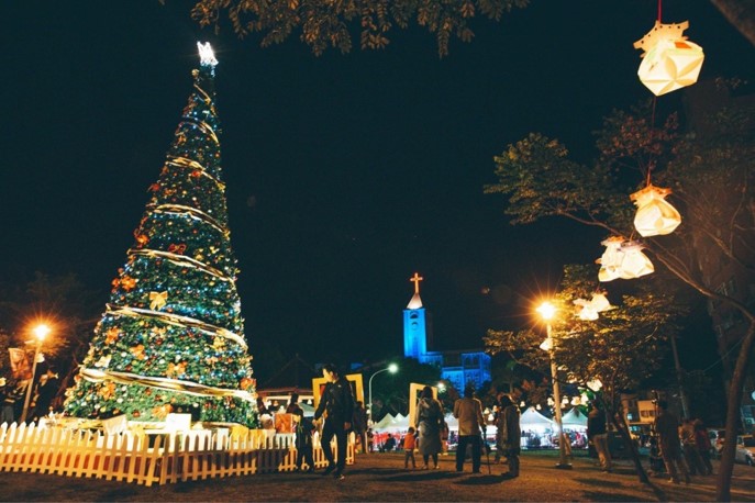 白燈塔公園高達9公尺的聖誕樹已經點亮，正式宣告花蓮耶誕城活動開跑。   圖：翻攝自花蓮觀光資訊網