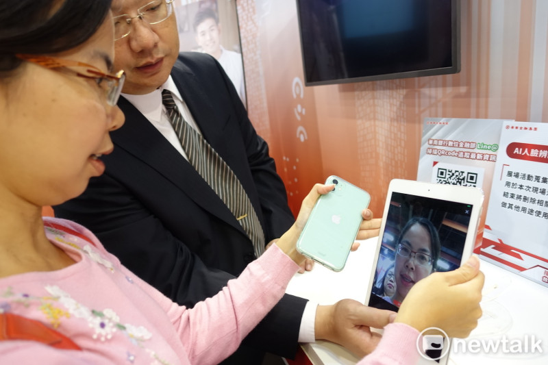 華南銀行將人臉辨識技術昇華為雙向應用。只要刷特定對象的臉，就可以轉帳給對方。   圖：郜敏／攝