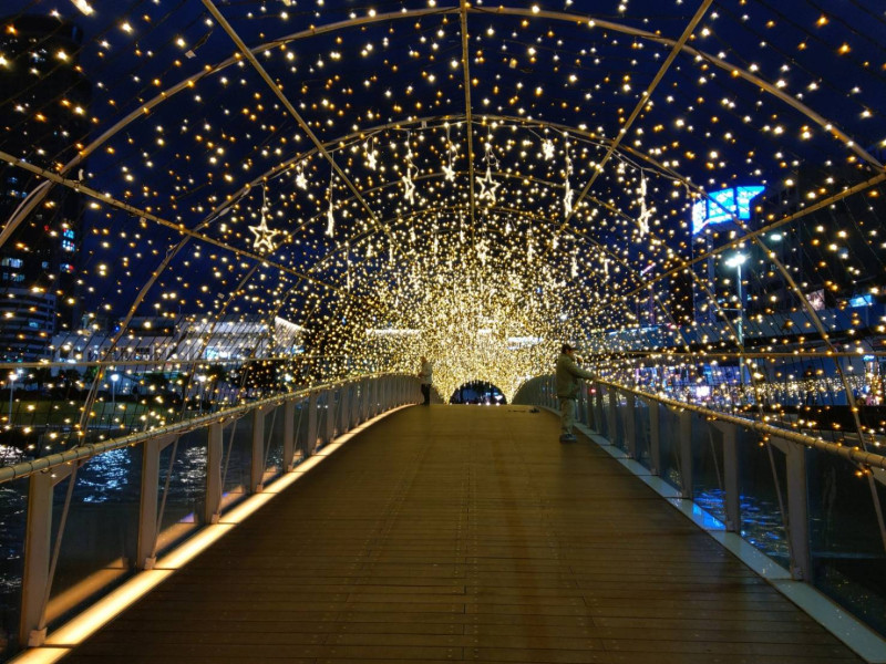 臨海走著燈飾隧道，是港都基隆獨特體驗。    圖：基隆市政府／提供