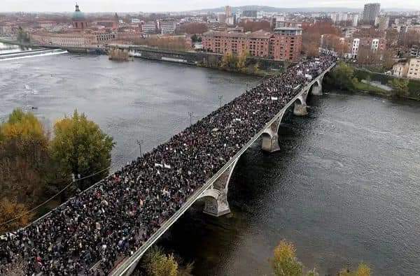 法國範圍遍及全國的大罷工展開，巴黎塞納河上的橋樑擠滿示威遊行人龍，長達6公里。   圖：翻攝自Nikola Dobric 