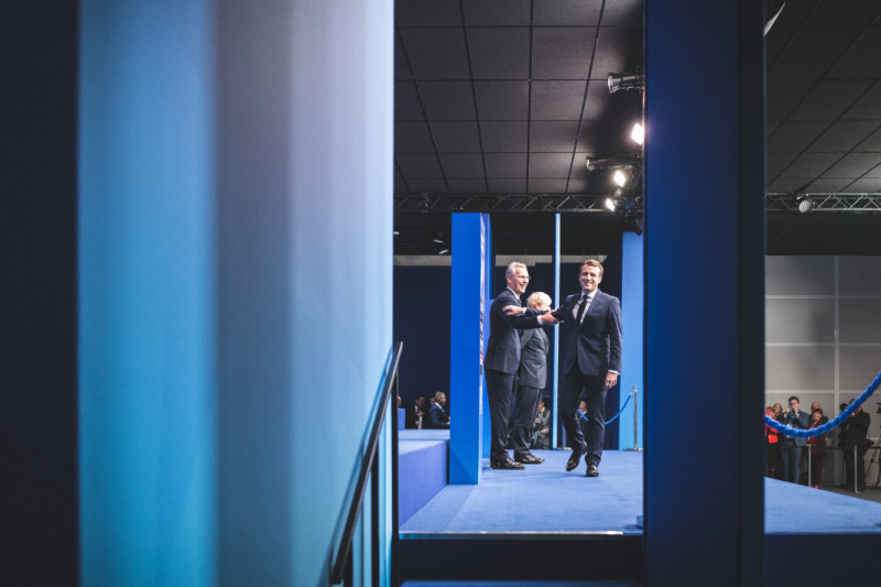 法國總統馬克宏（右）正在英國倫敦參加北大西洋公約組織70年高峰會，只透過辦公室發表聲明，將堅持改革。   圖：翻攝自愛麗舍官網