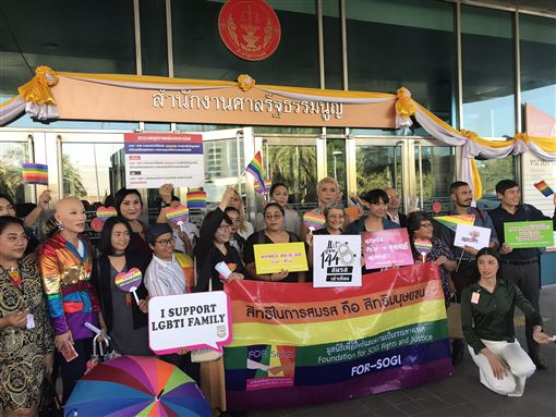 泰國同志團體聲援提出請願的同志伴侶多個同志團體22日在憲法法院外聲援泰國女性同志伴侶彭蘇和蓬佩向憲法法院提出請願書。   圖 : 中央社