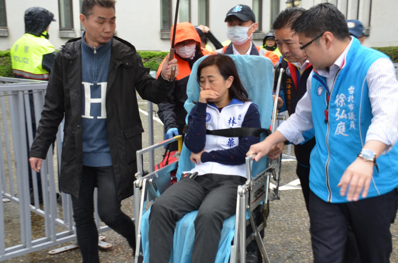 國民黨立委林奕華昨日於外交部抗議衝突中受傷送醫。   圖：翻攝自林奕華臉書