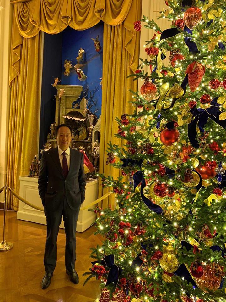 郭台銘在臉書PO文，分享多張白宮裡的聖誕節布置照片。   圖：翻攝自郭台銘臉書