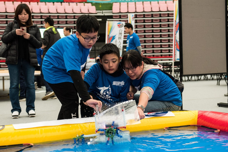 水域部分有機器人划龍舟、水上科技寶競賽。   圖：桃園市政府/提供