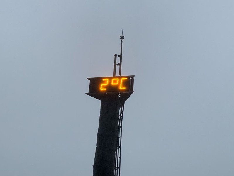 太平山遊樂園區今（7）晨發布相片，指出太平山低溫攝氏2度。   圖：取自太平山國家森林遊樂區官方臉書