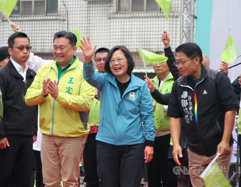 總統蔡英文（前中）7日到台南市為尋求連任的民進黨籍立委王定宇（前左）站台助選，離去前向台下熱情民眾揮手致意。   圖：中央社提供