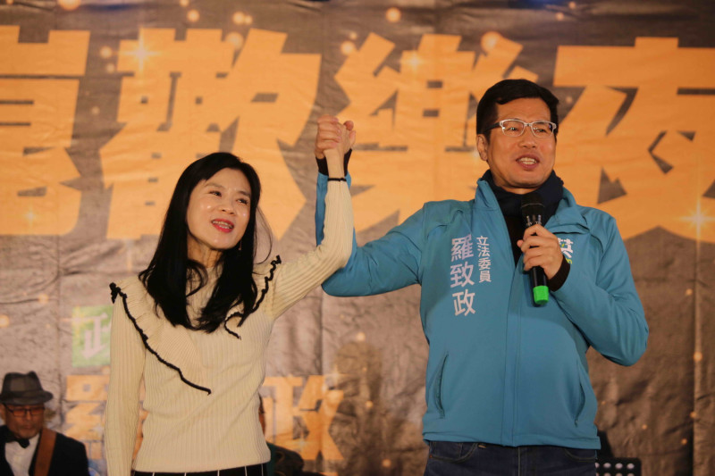 羅致政和妻子陳亮吟在音樂晚會合唱「夢中的情話」，讓台下民眾嗨爆。                                                              圖：羅致政競總提供                                                                                                                   