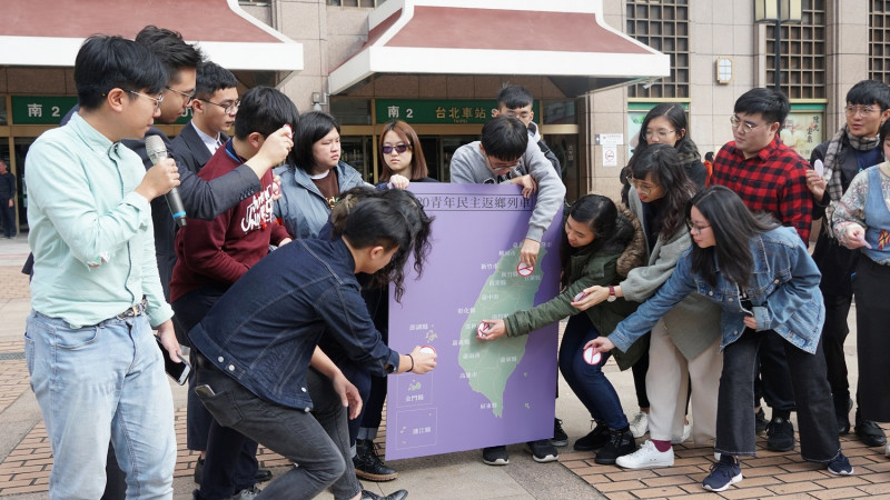 青民協、臺學聯以及各大專校院學生會代表將投票章的標誌貼到台灣地圖上的各個縣市，共同呼籲青年世代應踴躍挺身而出。   圖：臺灣青年民主協會/提供