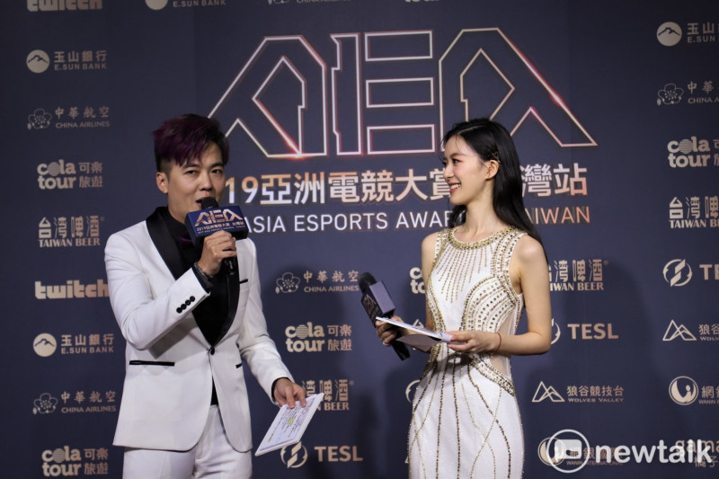 今（8）日2019亞洲電競大賞（AEA，Asia Esports Awards）隆重拉開序幕。紅毯典禮主持人 SoBaDRush與JOJO   圖：蔡幸秀/攝