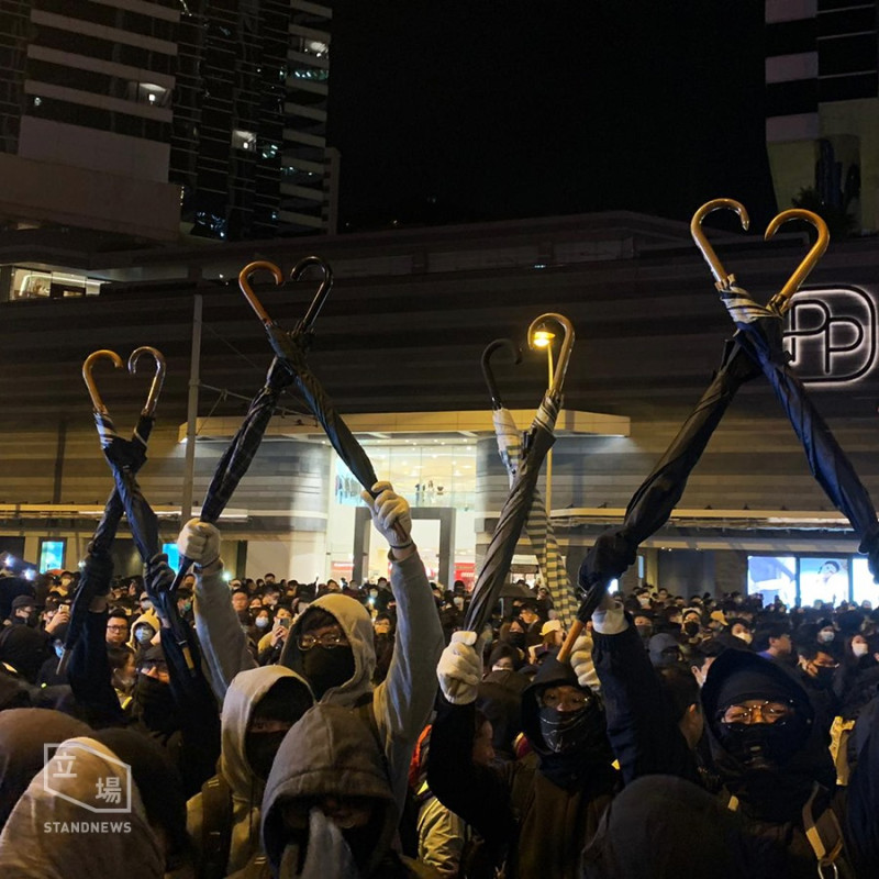 示威者於太古廣場外高舉雨傘，以傘柄砌成心型，並高呼「愛比暴力強 與警暴割蓆」   圖／翻攝自立場新聞臉書