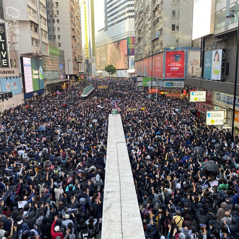 1208「國際人權日遊行」，香港民陣宣布約有80萬人參加，但晚間在中環一度發生警民對峙，不過到晚間9時多，大部分示威人士已經散去，警方則未有進一步動作。   圖／翻攝自立場新聞臉書