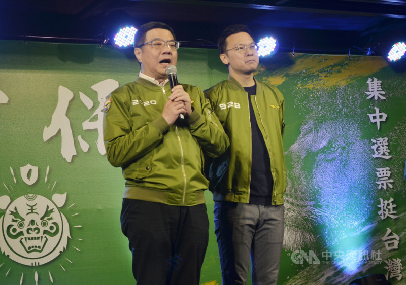 民進黨主席卓榮泰（左）與副秘書長林飛帆（右）8日晚間到雲林斗南，為黨籍立委參選人輔選造勢。   圖／中央社提供