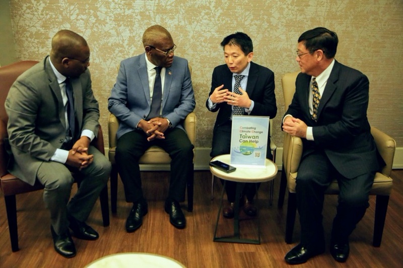 聯合國氣候會議台灣代表團團長環保署長張子敬（右1）與友邦海地的代表晤談。   圖：中央社/外交部提供