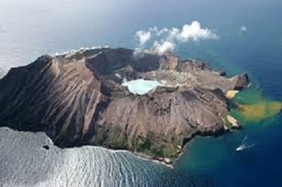 紐西蘭白島（WhiteIsland）火山今天突然爆發，事發不久前才有影像顯示一群遊客在火山口區域行走，恐釀成傷亡。   圖 : 翻攝自en.wikivoyage.org