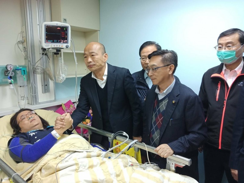國民黨立委陳玉珍手遭夾傷送醫，總統候選人韓國瑜赴台大醫院探視。   圖：國民黨團 / 提供