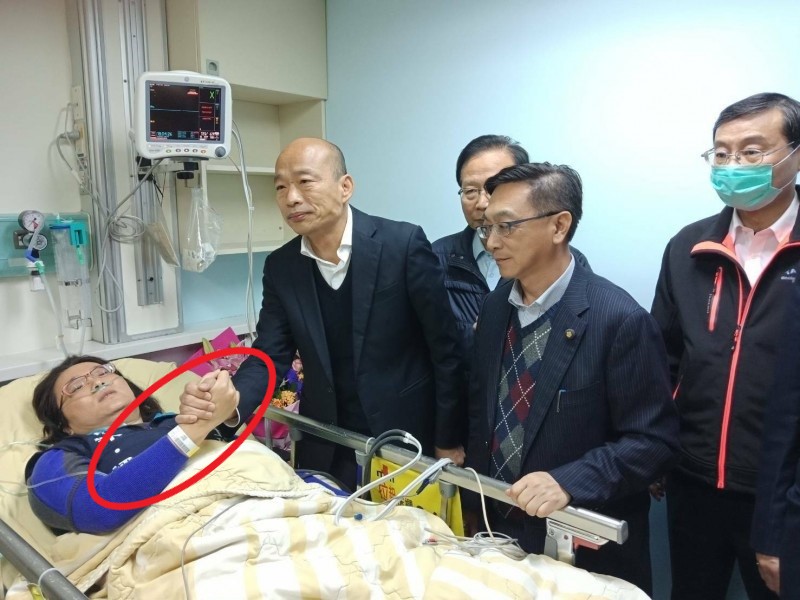 國民黨立委陳玉珍手遭夾傷送醫，總統候選人韓國瑜赴台大醫院探視。   圖：國民黨團 / 提供