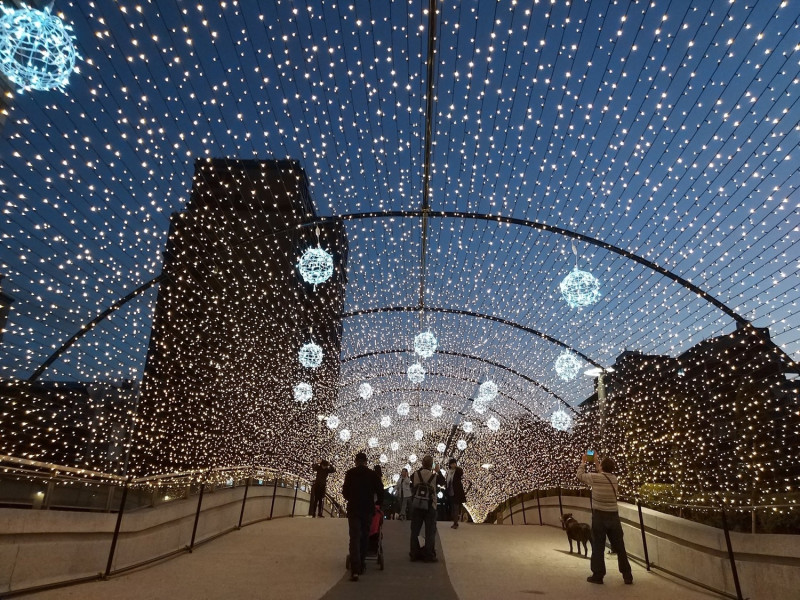中山站至雙連站間的線型公園裝上應景的耶誕布置，其中燈海星球隧道更是好拍。   圖：翻攝自北捷臉書