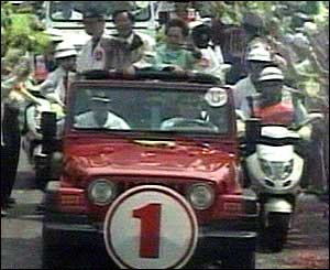 2004年3月19日下午，當時的民進黨正副總統候選人陳水扁（車上前排左）與呂秀蓮遭受槍擊，震驚國內外。   圖：翻攝自維基網站