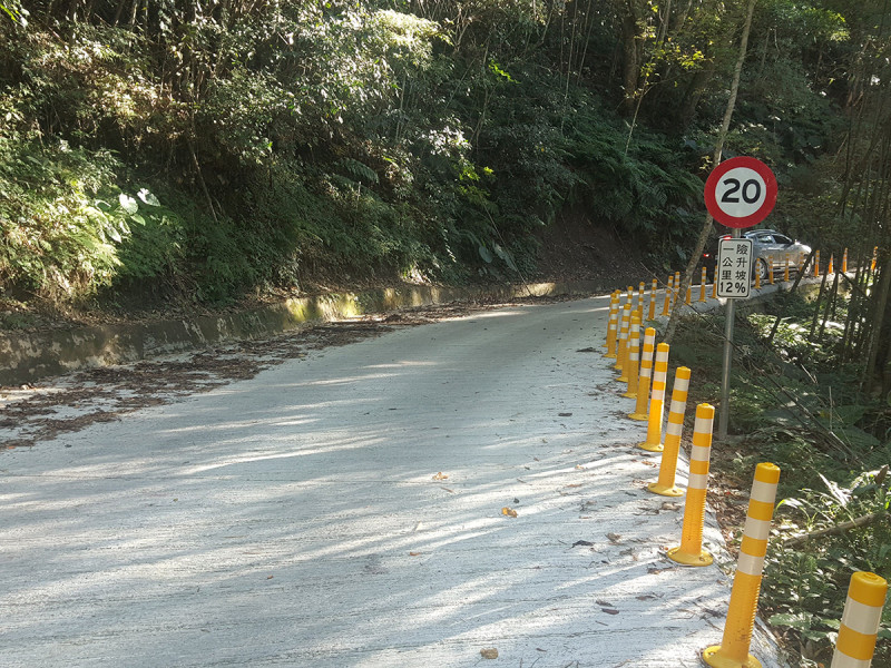 司馬庫斯聯外道路原先狹窄又有許多坑洞，遭遊客戲稱「最顛簸的16公里」。   圖：新竹縣政府／提供