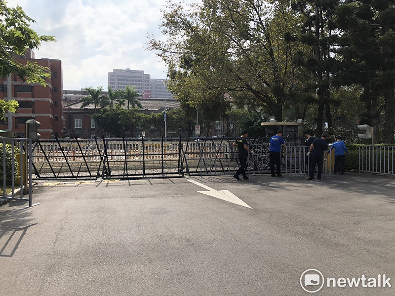政院門口擺設拒馬。   圖：謝莉慧／攝