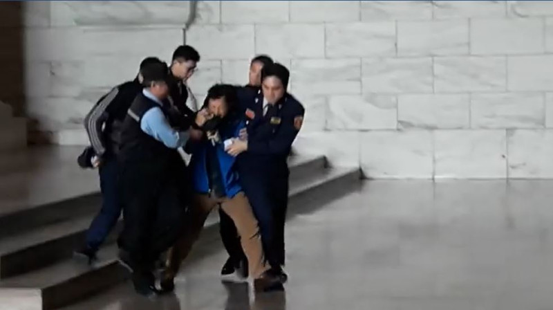 陳峻涵於去年國際人權日，到中正紀念堂對蔣中正銅像潑漆，隨即遭逮捕。   圖：擷取自台灣國辦公室影片