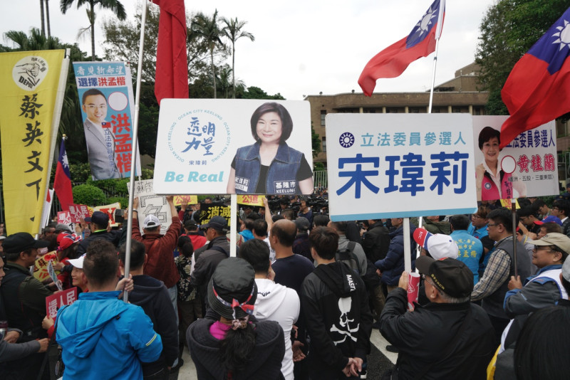 國民黨發起「路過」行政院陳情，向行政院長蘇貞昌抗議楊蕙如事件。   圖：張良一/攝