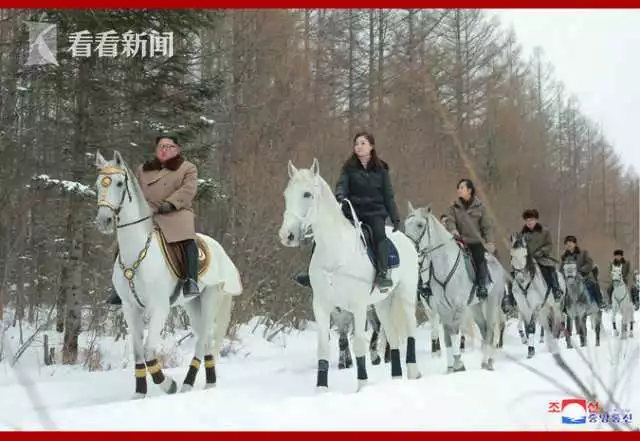 北韓官媒《朝中社》日前公布北韓領導人金正恩與夫人李雪主在白頭山的恩愛照片。   圖：翻攝自看看新聞