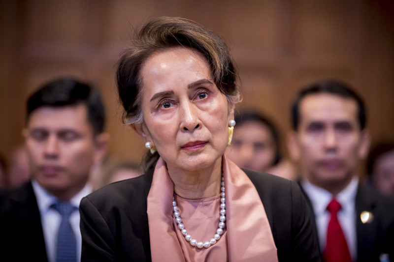 緬甸被控屠殺羅興亞人涉及種族滅絕罪，曾獲諾貝爾和平獎的翁山蓀姬（前）10日出席國際法院聽證會。   圖：翻攝自國際法院官網