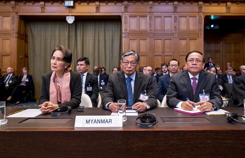 被控涉及種族滅絕的緬甸代表，由翁山蘇姬（前排左）領隊，現身位於荷蘭的國際法院，參與3天的聽證會。   圖：翻攝自國際法院官網