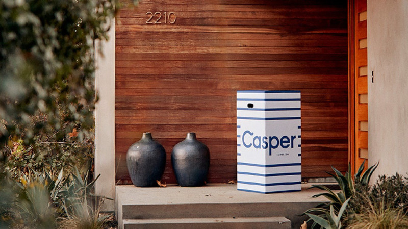 將床墊壓縮成一個紙箱能扛得走的郵寄方式，是 Casper 首先帶起的風潮。   圖：取自Casper官網