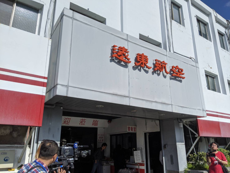 今年台北市勞動局已收到101家企業通報申請大量解雇，包含知名企業遠東航空、文華東方酒店都有大量解僱事件。   圖：謝佳真/攝