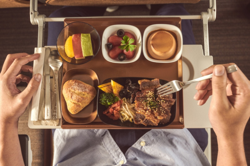 星宇航空今天公開機上精心設計的餐飲和備品，邀請名店打造華麗餐飲。    圖：星宇航空／提供