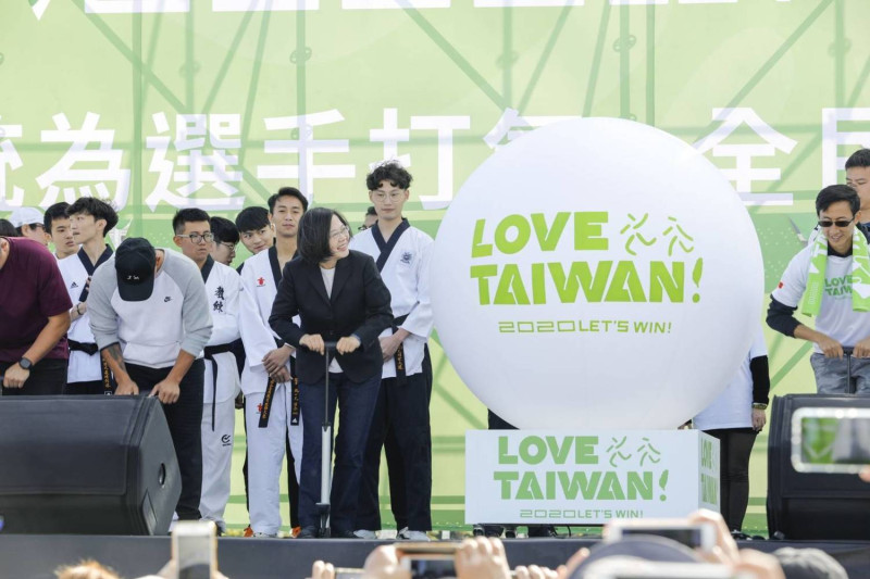 總統蔡英文14日上午赴桃園出席「LOVE TAIWAN！總統為選手打氣、全民為台灣加油」健走活動。   圖：蔡英文競辦提供