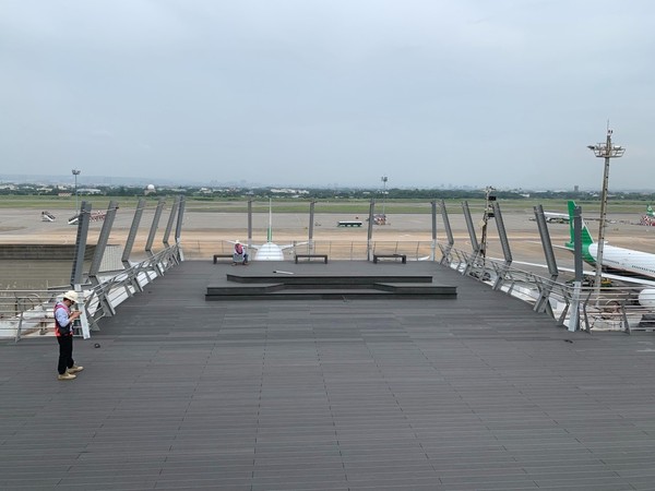 桃機二航廈的新觀景台今（14）天下午開放試體驗，可近距離看飛機起降。   圖：桃機／提供