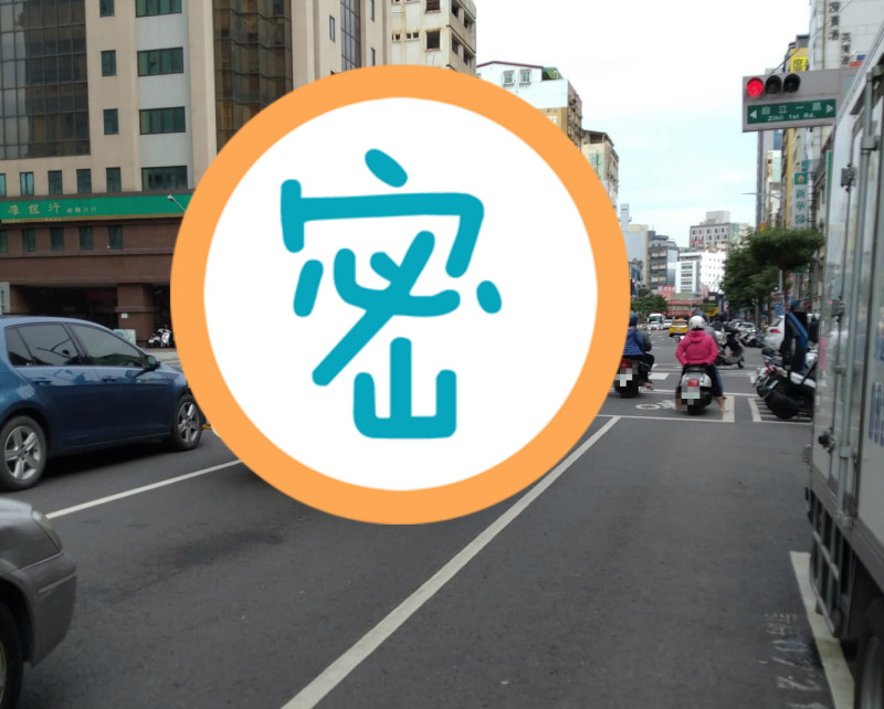 一名網友在臉書社團《 UberEATS 台灣》貼文分享，在路上驚見一輛大貨車後方，竟載有 Ubereats 保溫袋，豈料背後原因曝光，讓全場立刻笑翻。   圖：翻攝自臉書社團《 UberEATS 台灣》