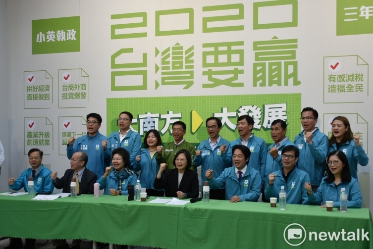 蔡英文(前排中)帶領團隊及高雄地方民代高喊「台灣要贏」。   圖：孫家銘／攝