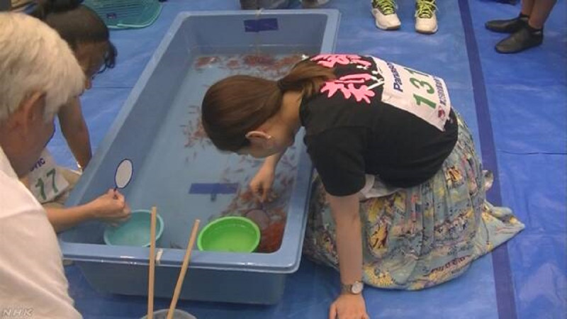 日本一名女高三生三宅莉緒靠撈金魚「一技入學」錄取大學。   圖：翻攝自 NHK