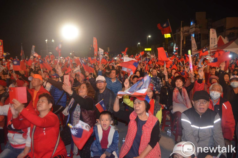 韓國瑜今晚在嘉義市造勢，支持者相當熱情。   圖：蔡坤龍/攝